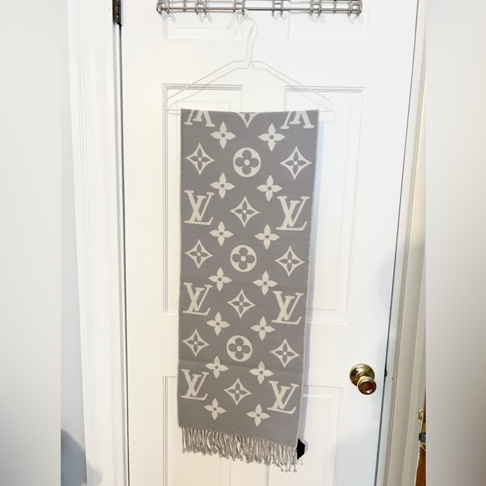LIKE NEW condition Louis Vuitton essential scarf in grey